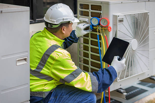 Professional Hvac Installation technician working in Bettendorf, IA